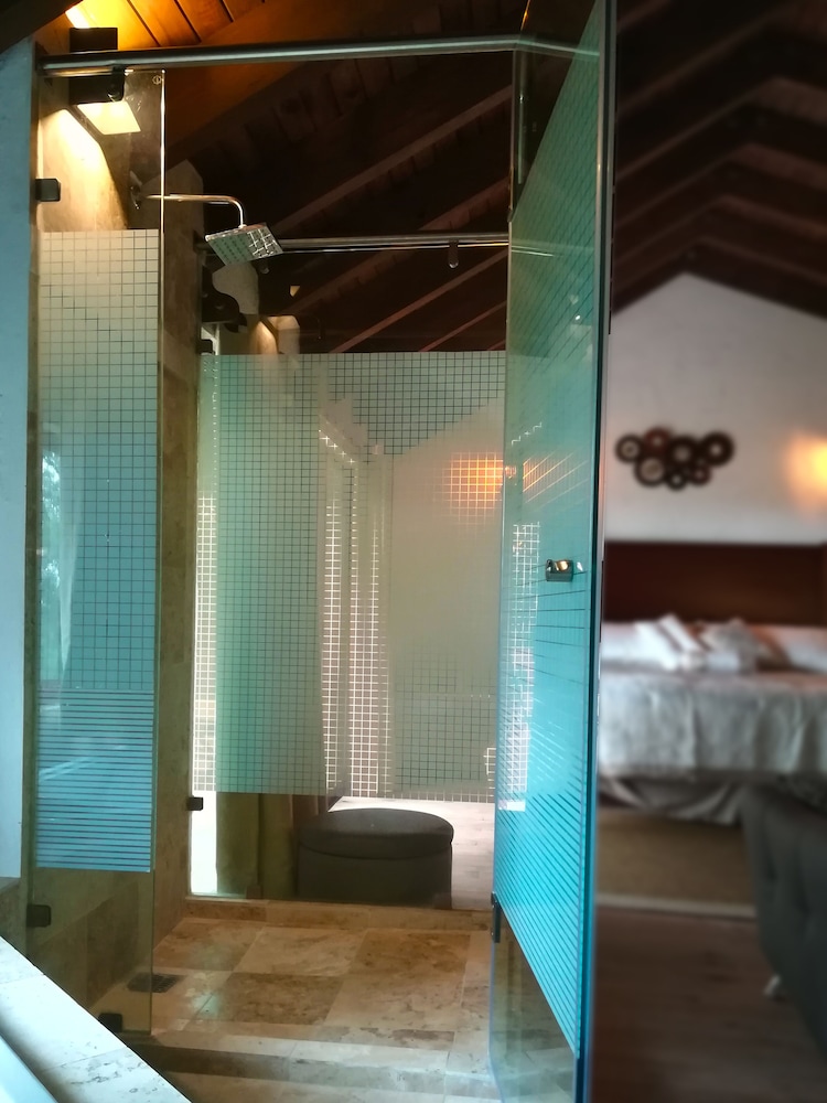 Romantic Cottage, 1 Bedroom, Hot Tub, Mountain View photo 3