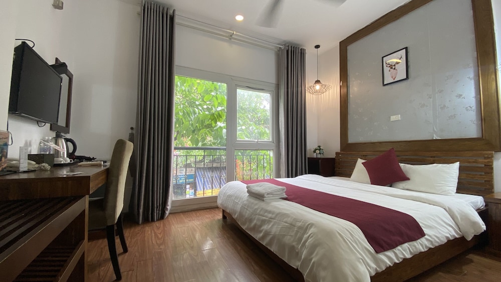 Junior Room, 1 King Bed, City View