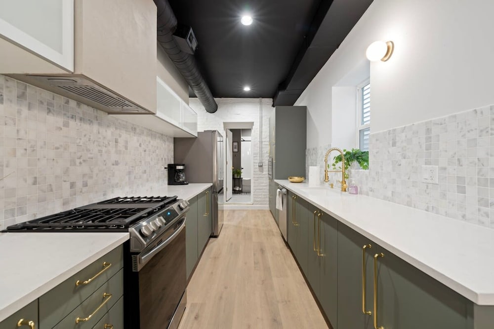 Chic 4-bedroom Haven Designer s Dream Home, Photo 8