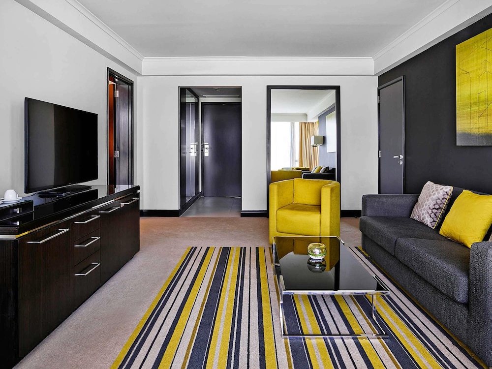 Executive Suite, 1 King Bed with Sofa bed thumbnail 5