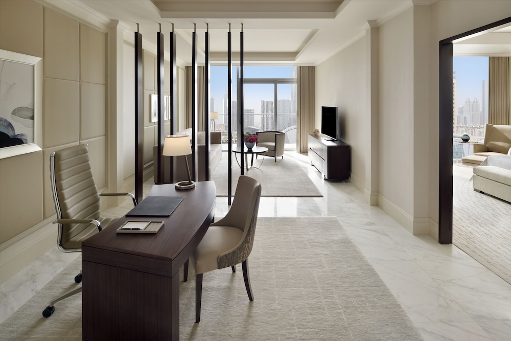 Premier Suite Burj Khalifa & Fountain View - Lounge Access serving Lunch, afternoon tea and Dinner photo 3