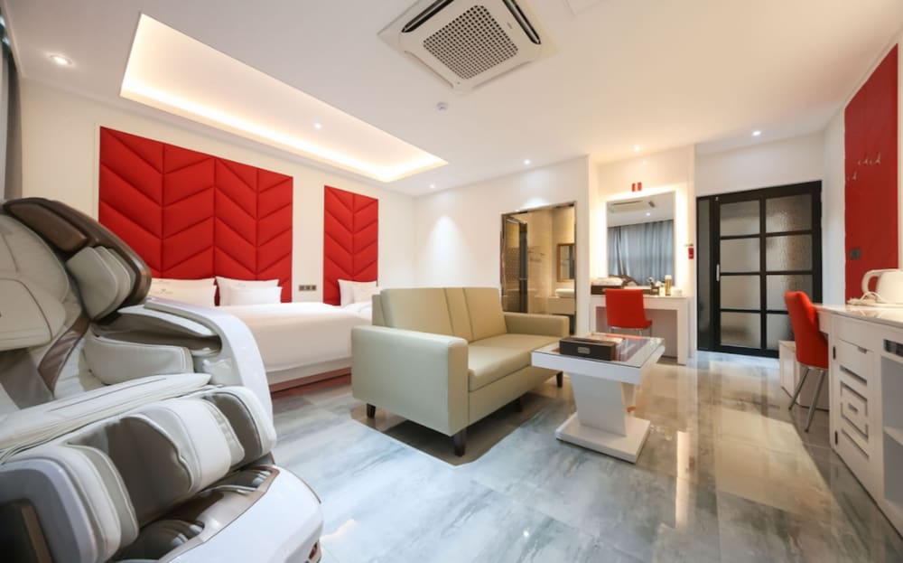 Suite Twin Room (Extra Person Fee Check On-site) - Photo 6