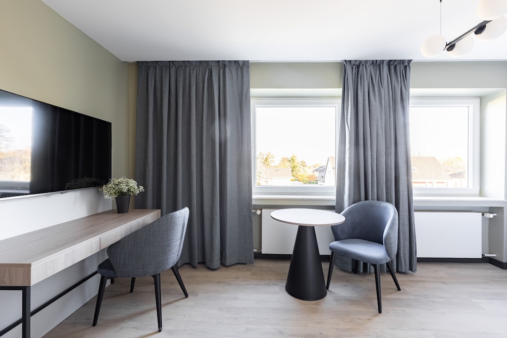 XL Studio, Kitchenette, Bathtub photo 1