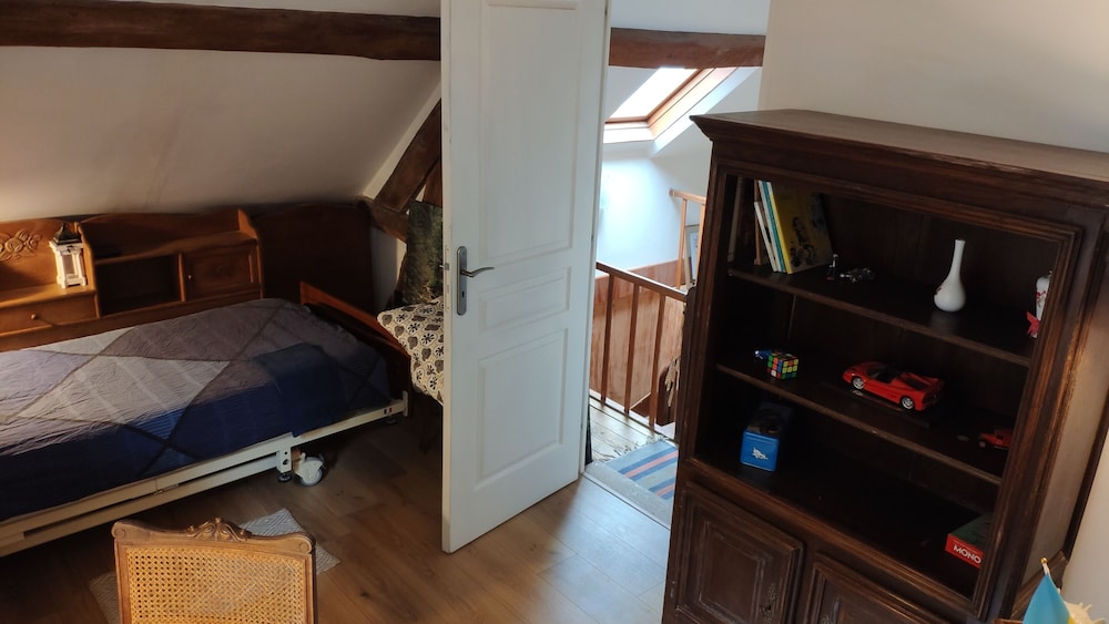 Twin Room, Shared Bathroom (Chambre Clocher) photo 3