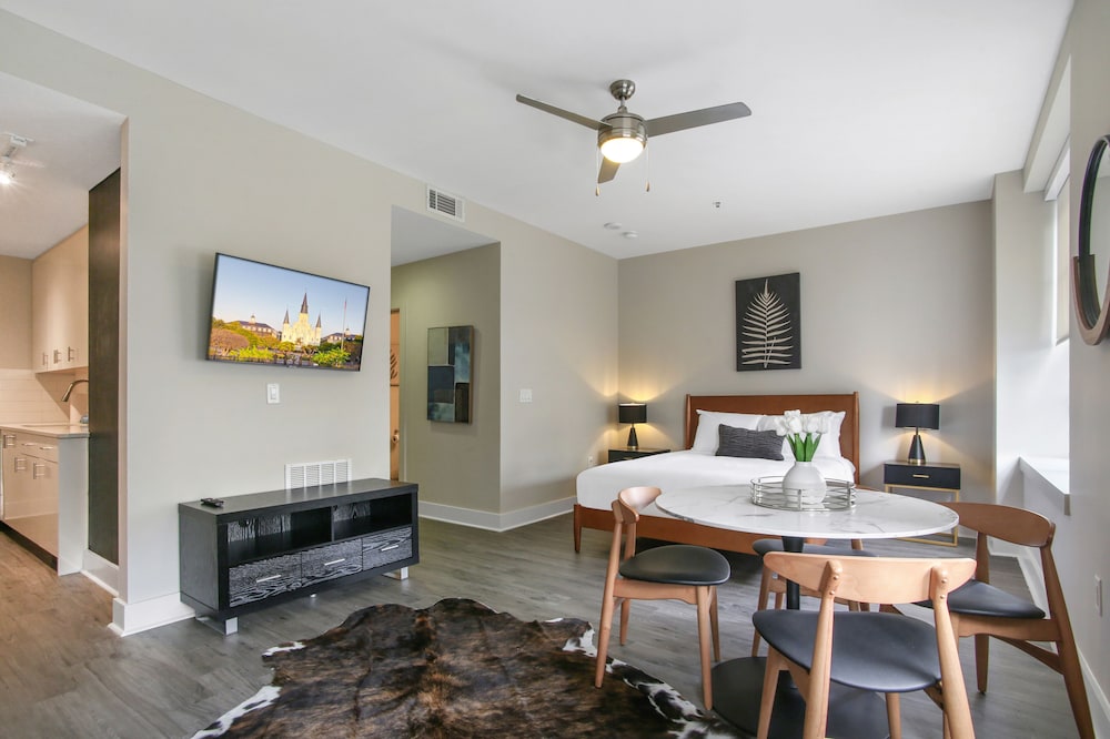 Luxury Studio, 1 Queen Bed With Sofa Bed, Kitchen
