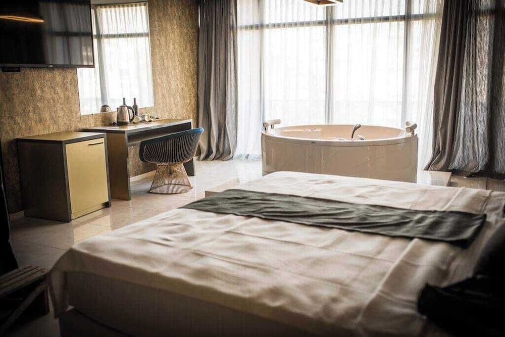 Deluxe Studio Suite, Hot Tub