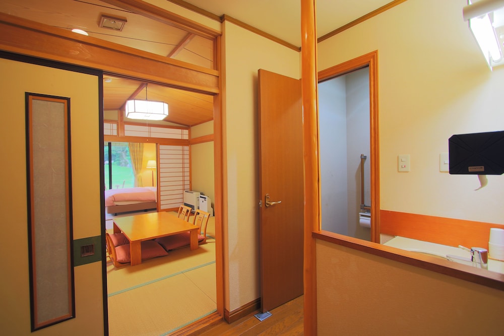 Deluxe Family Room (102) - Photo 2