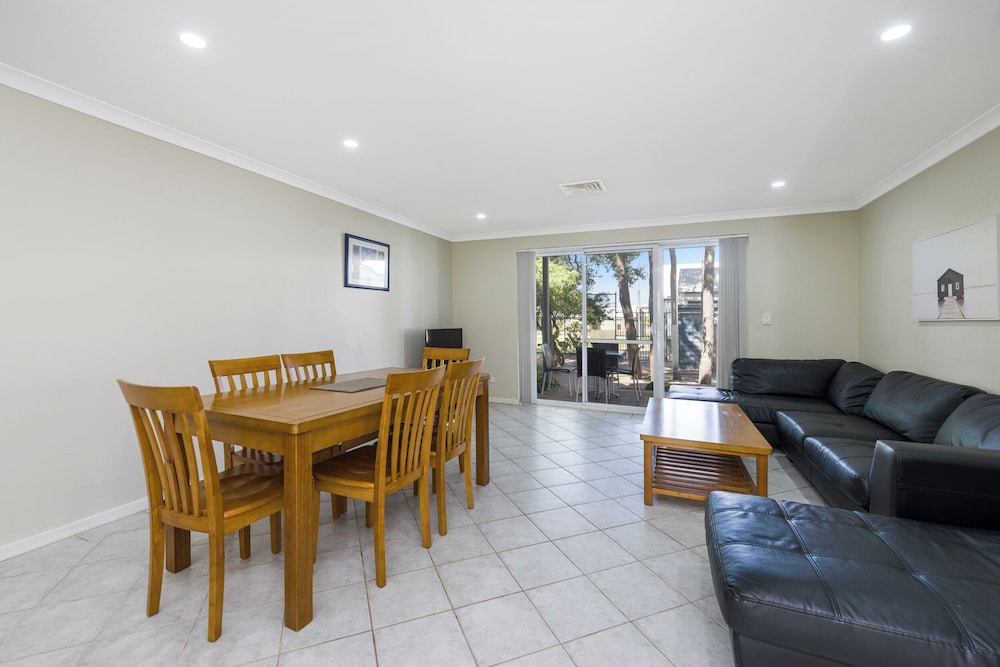 Family Villa, 2 Bedrooms, Jetted Tub - Photo 11