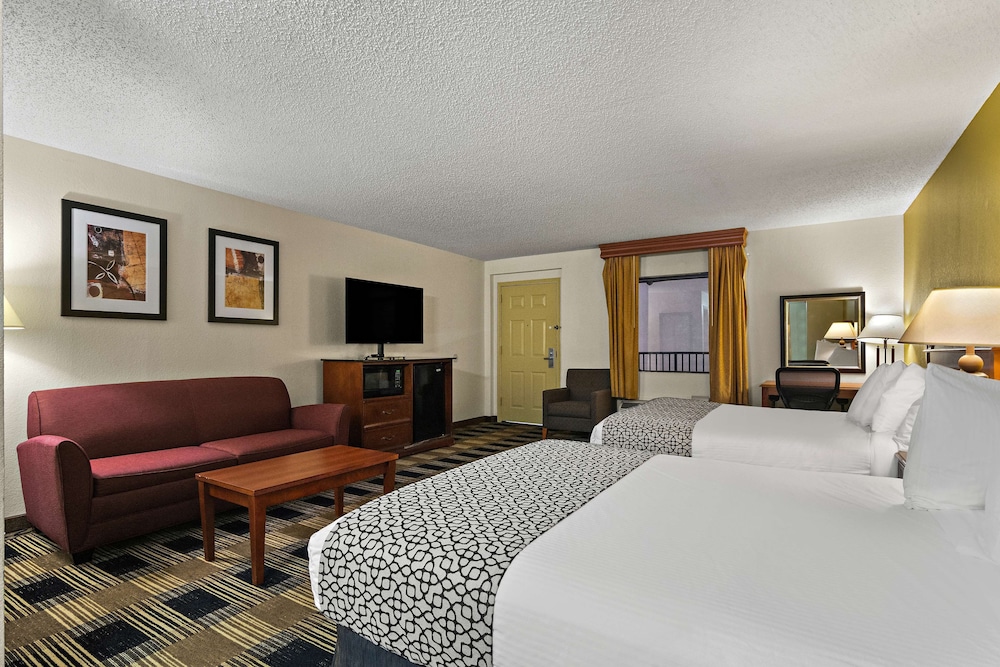 Standard Room, 2 Queen Beds, Non Smoking, Refrigerator & Microwave (Oversized Room) photo 2