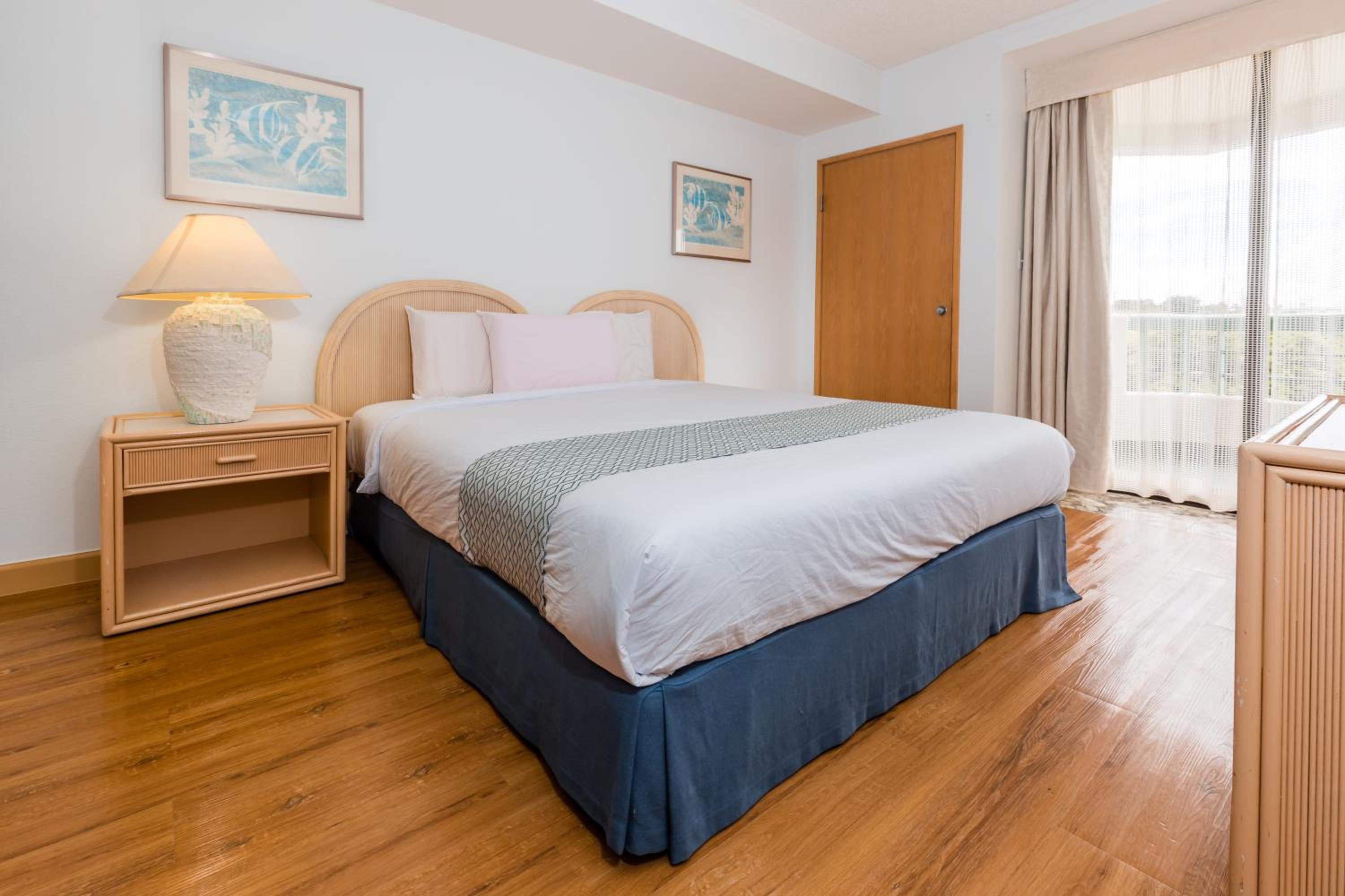 Three-Bedroom Suite with Partial Ocean View (Tropical Suite Deluxe)