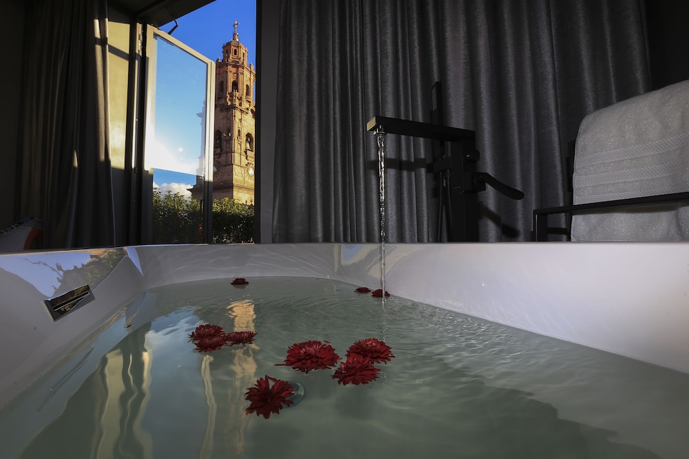 Suite - Photo 10