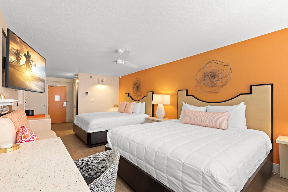 Classic Room (2 King Beds) photo 3