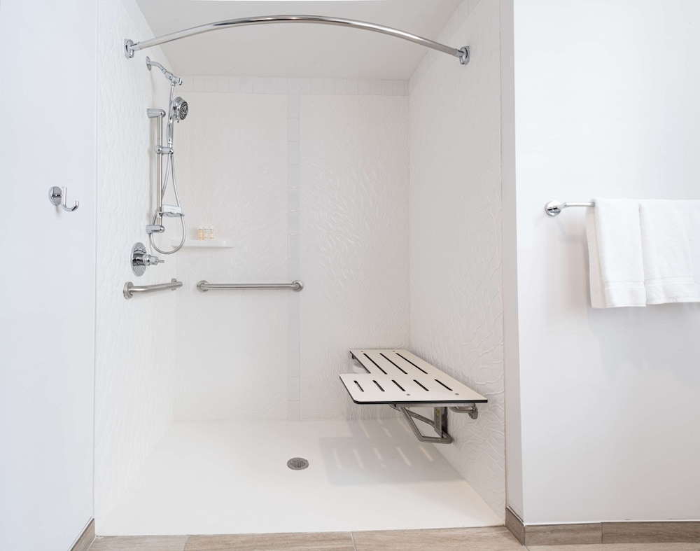 Room, 2 Queen Beds, Accessible (Mobility & Hearing, 3x3 Shower) - Photo 7