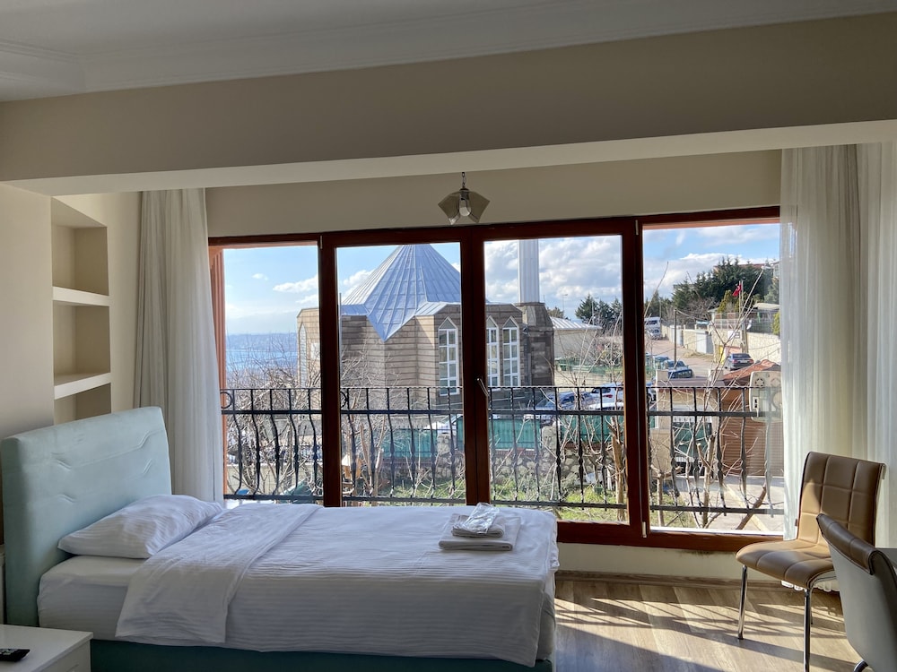 Standard Triple Room, Private Bathroom, Sea View photo 1