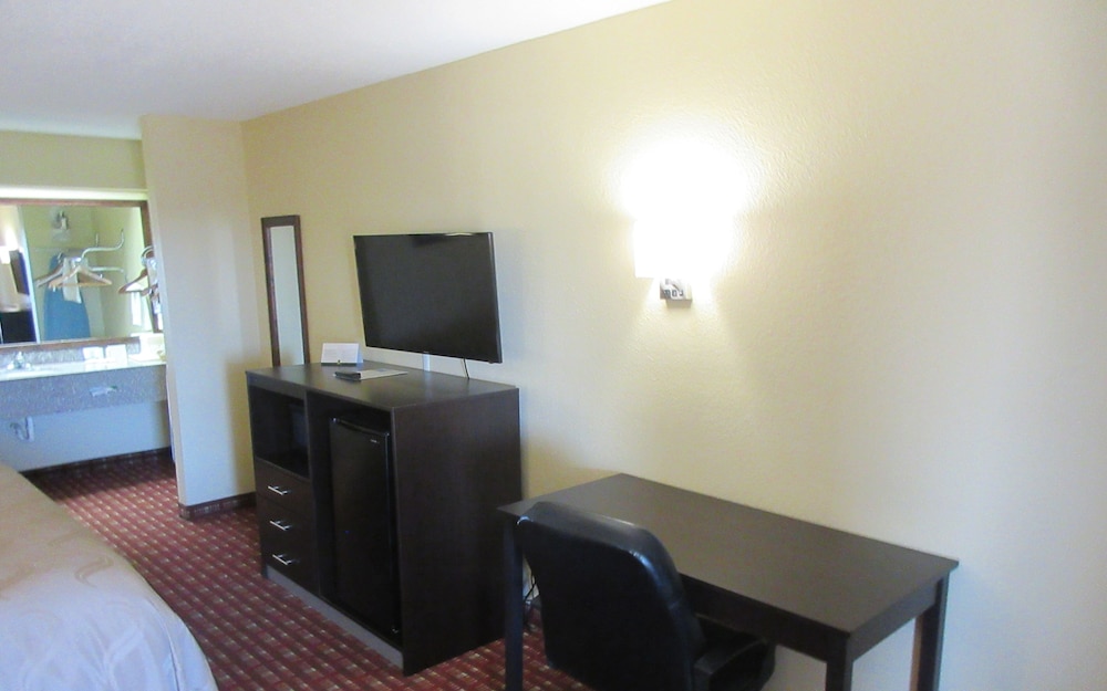 Standard Room, 1 King Bed, Non Smoking - Photo 9