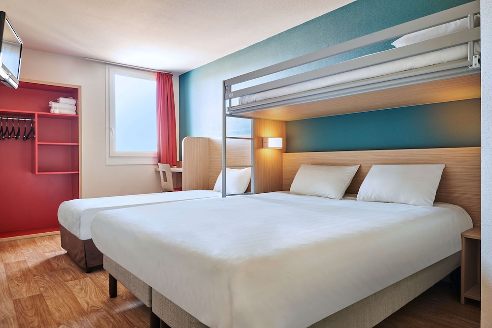 Standard Room, Multiple Beds - Photo 9