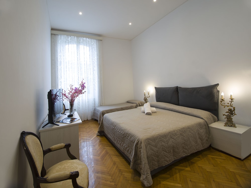 Suite, Room 2 - Photo 2