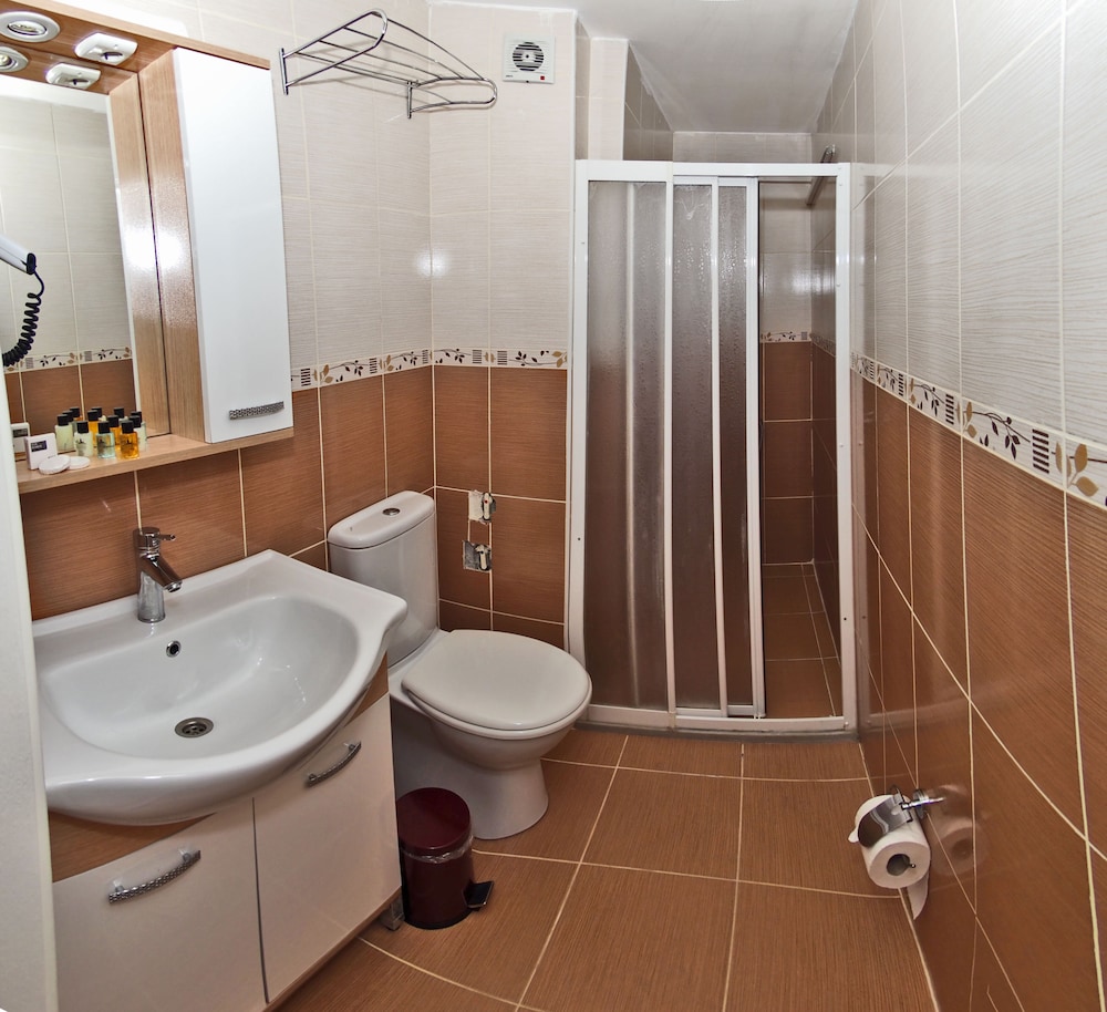 Standard Triple Room, Multiple Beds photo 2