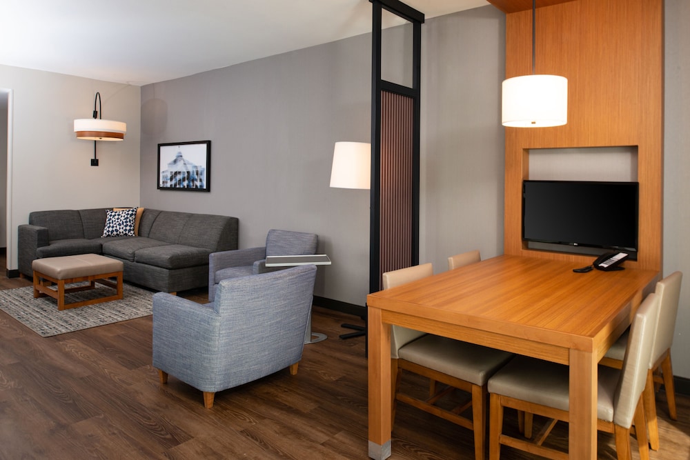 Suite, 1 King Bed with Sofa bed, Accessible, Bathtub
