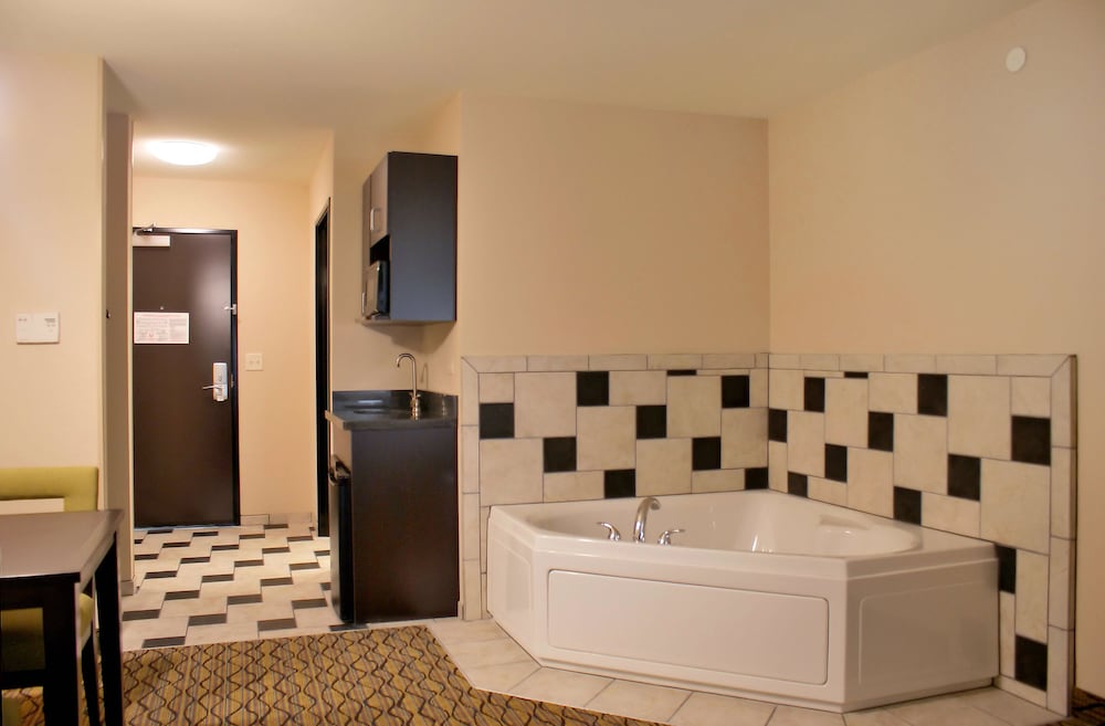 Suite, 2 Queen Beds (Additional Living Area)