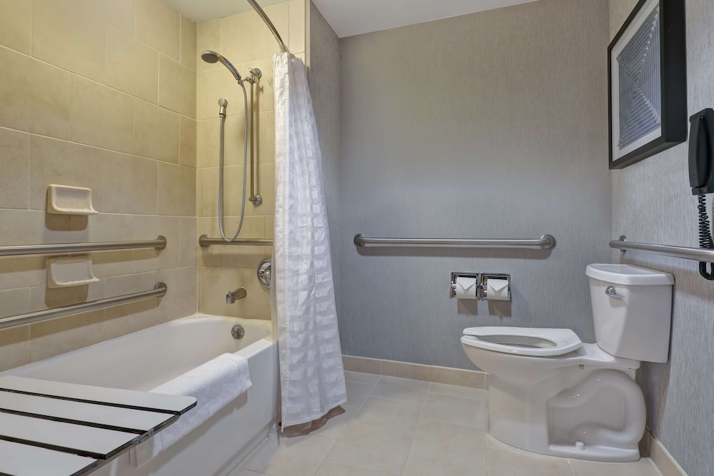 Room, 2 Queen Beds, Accessible, Bathtub
