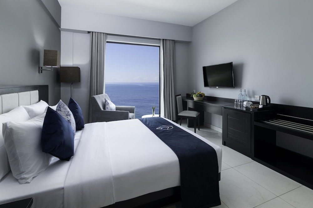 Premier Two Bedroom Suite Sea Front - Photo 6