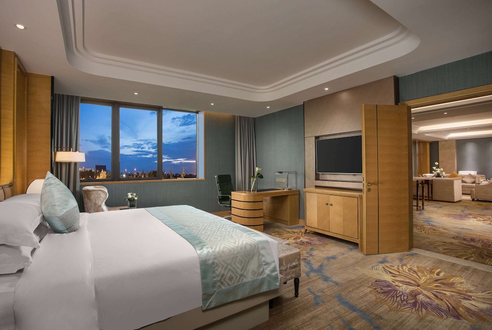 Superior Suite, 1 King Bed, Smoking photo 1