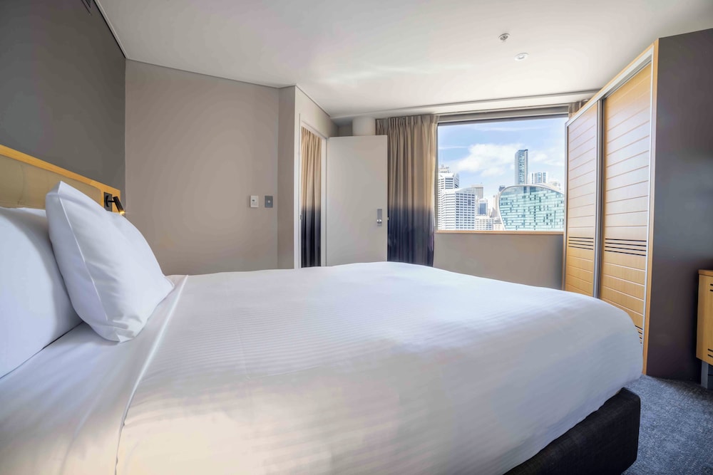 Executive Suite, 1 Double Bed (Darling Harbour Facing) thumbnail 5