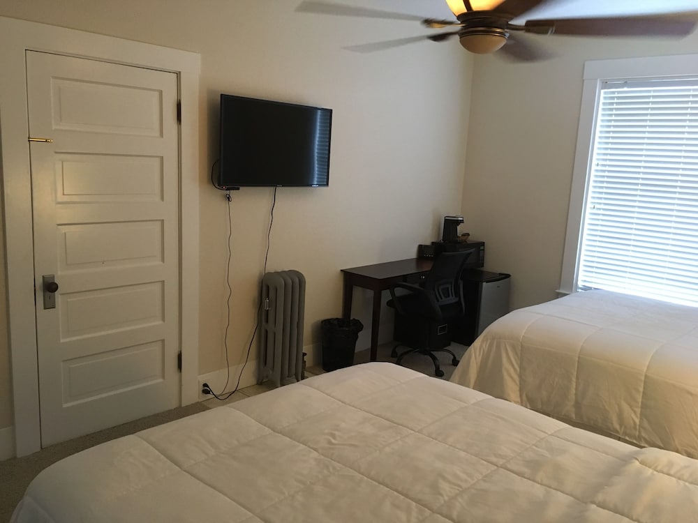 Standard Room, Multiple Beds, Non Smoking photo 2