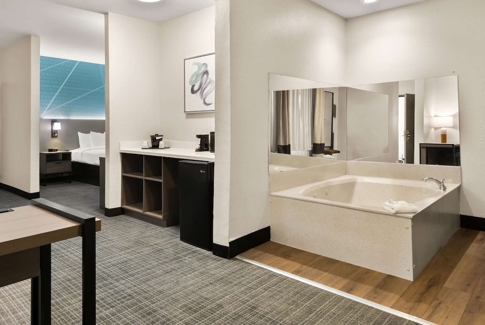 1 Bed King Suite Non Smoking with Whirlpool photo 1