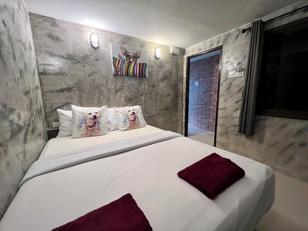 Basic Room, 1 Queen Bed - Photo 4