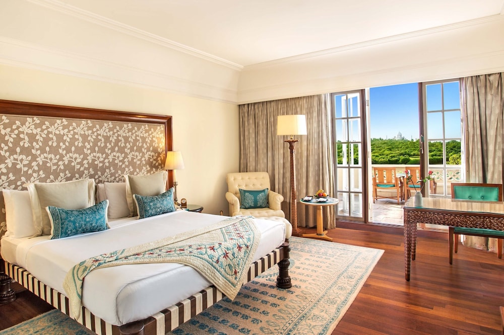 Premier King Room with One King Bed and Balcony (Non Smoking)