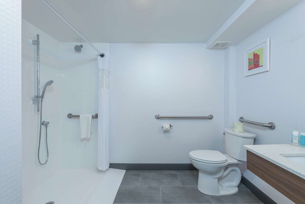 Room, 2 Queen Beds, Accessible (Roll-In Shower) - Photo 3