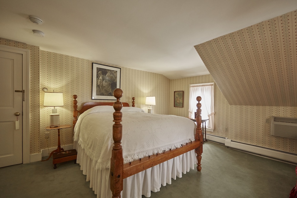 Village House Queen Room photo 2