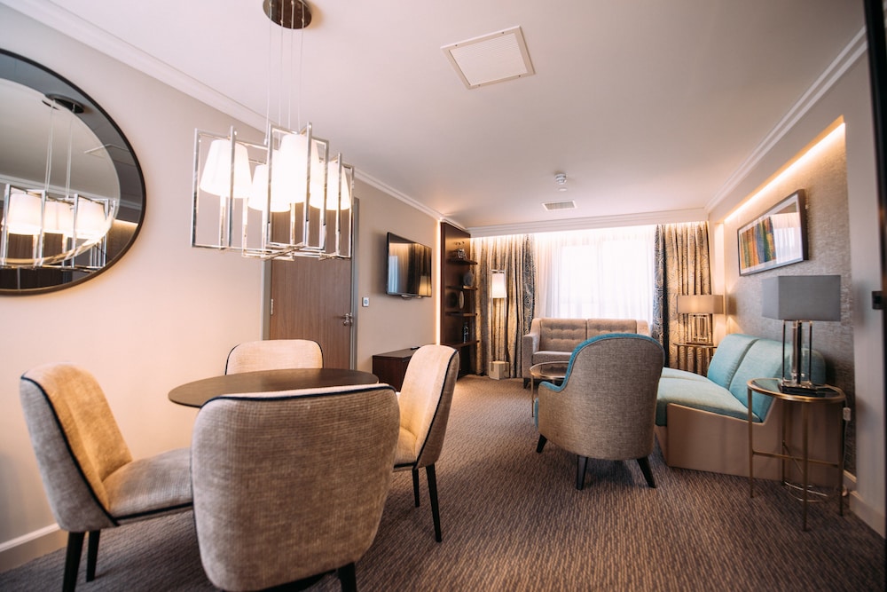 Suite, 1 Bedroom - Photo 1
