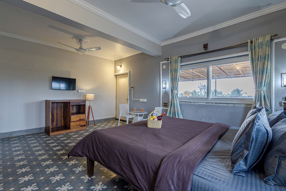 Deluxe Suite, Balcony, Hill View