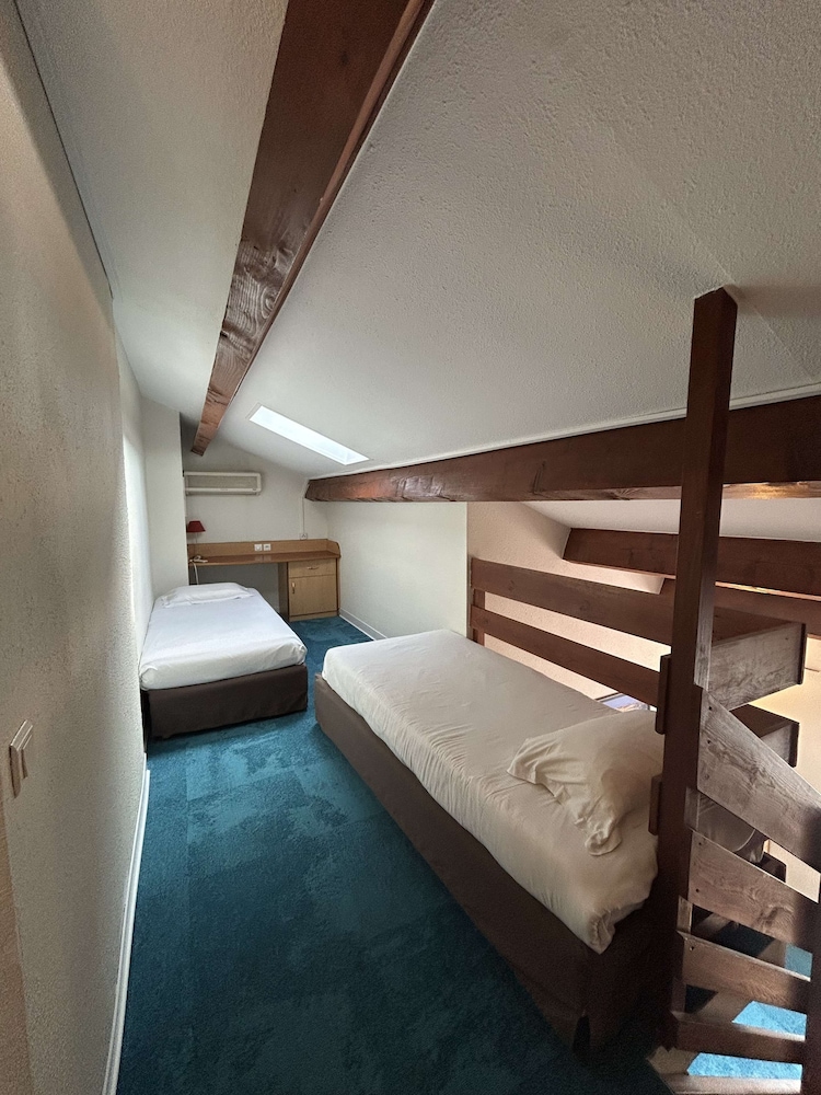Standard Room, Multiple Beds - Photo 3