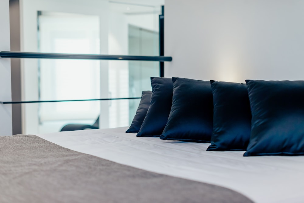 Luxury Studio Suite, 1 King Bed (Direct access) photo 1