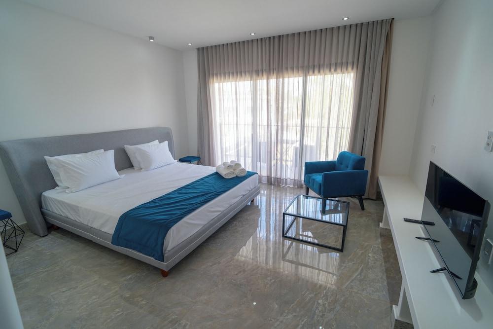 Luxury Room, 1 King Bed, Pool View