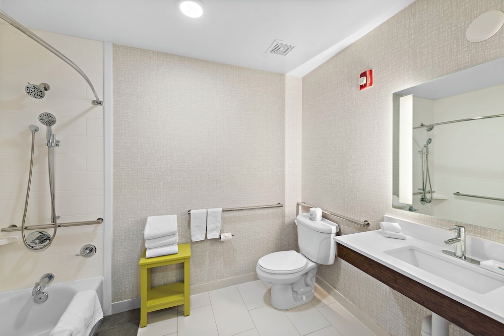 Room, 2 Queen Beds, Accessible Tub - Photo 4