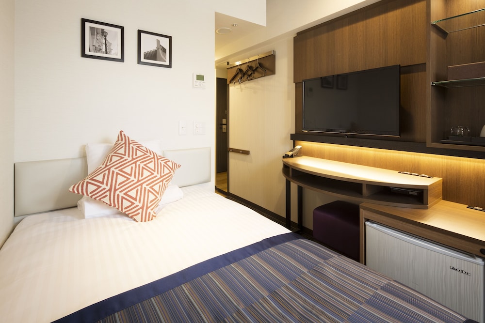 Economy Single Room, Smoking (Shower, No Tub)