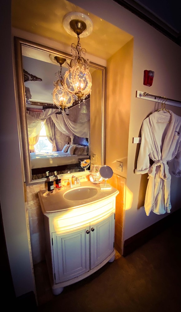 Luxury Suite, 1 King Bed, Fireplace (Champagne) photo 3