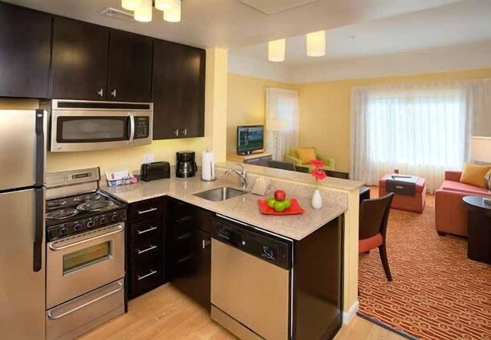 Suite, 1 Bedroom (Mobility/Hearing Access, Roll-in Shwr) photo 1