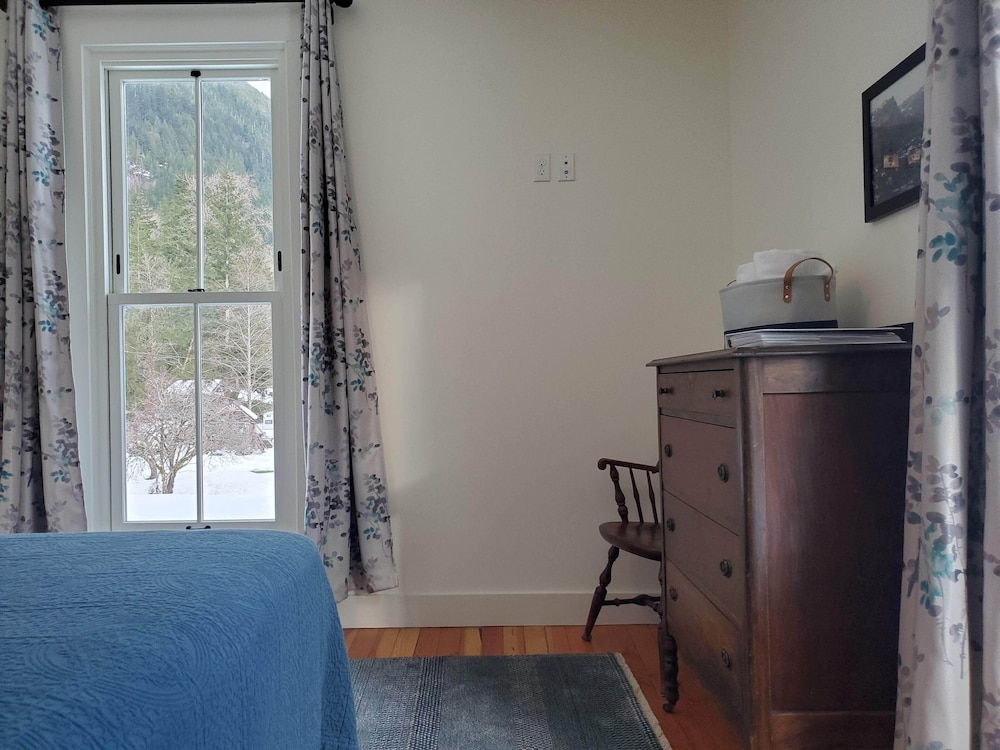 Room 8 with Shared Bath photo 2