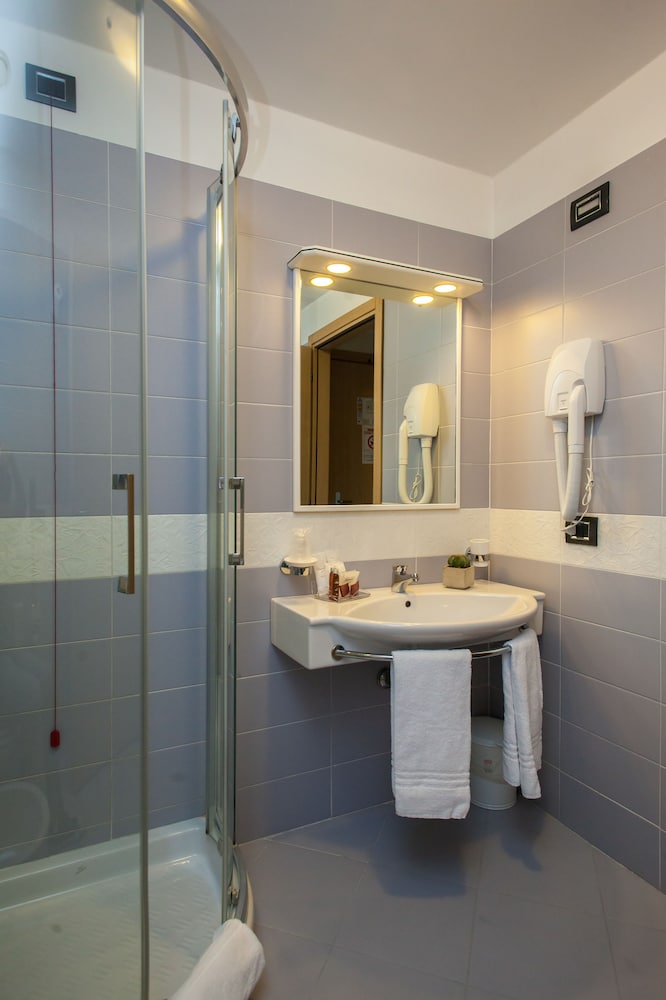 Double or Twin Room - Photo 4