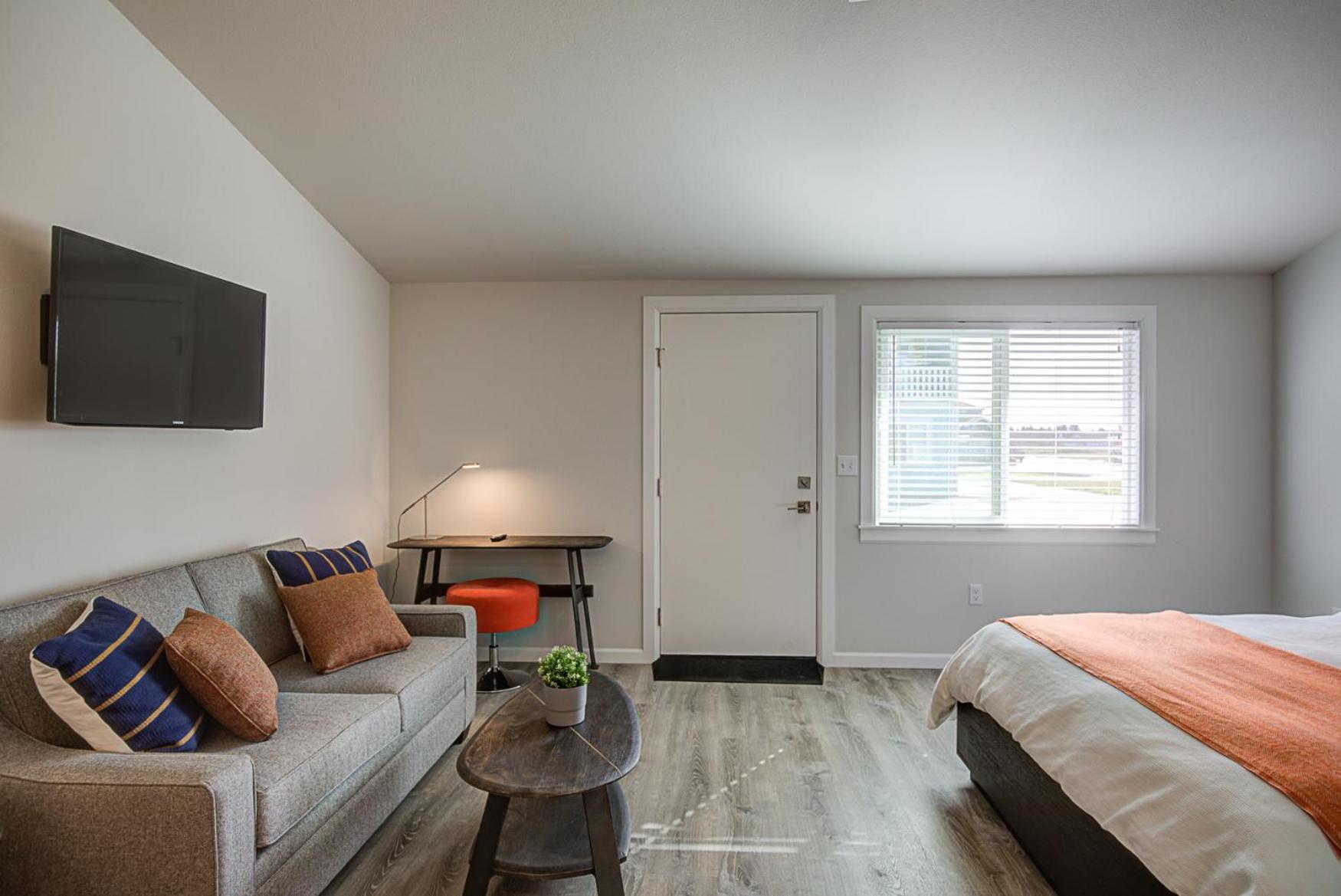 Queen Deluxe Suite - ADA Accessible - Streetside - Photo 6