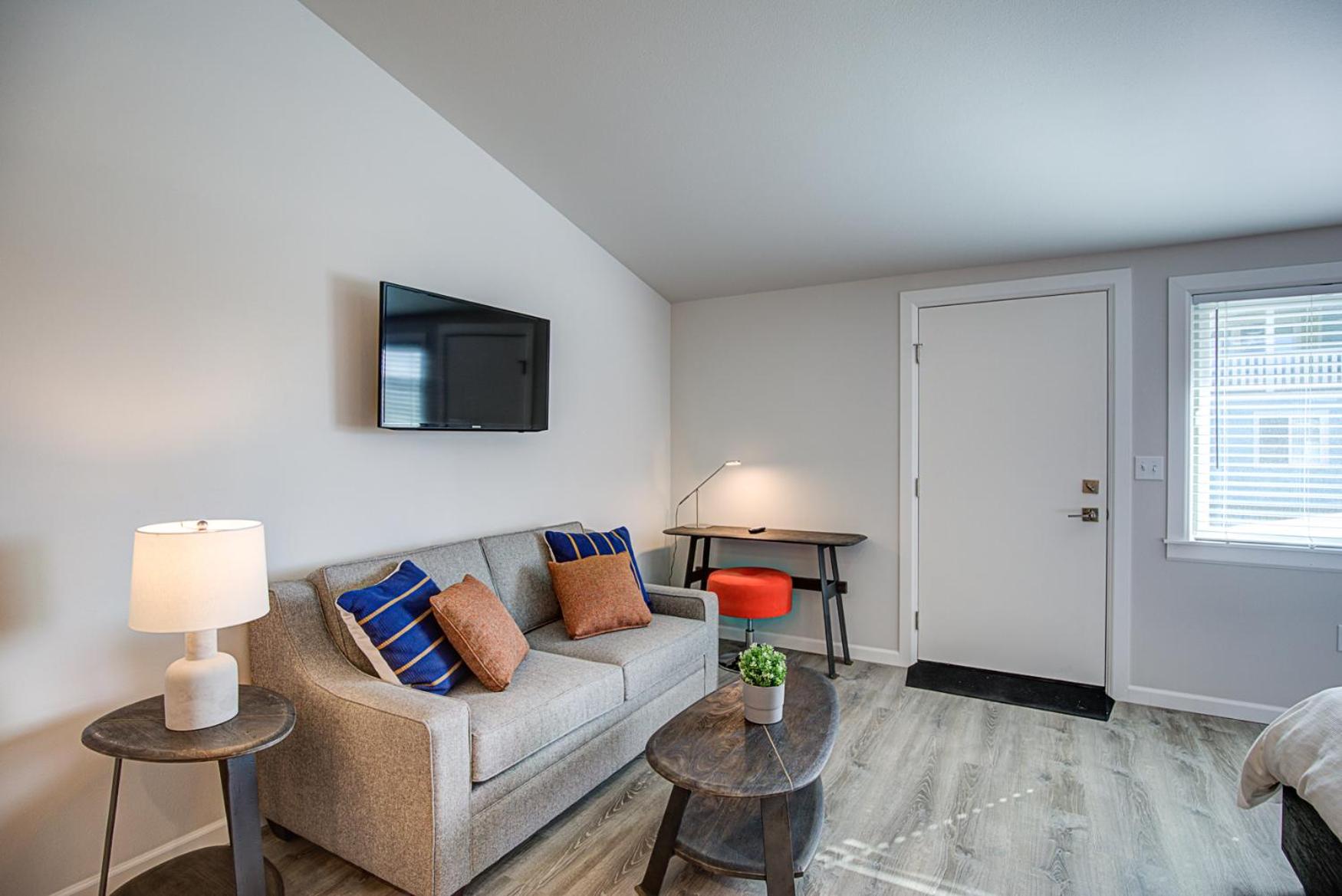 Queen Deluxe Suite - ADA Accessible - Streetside - Photo 4