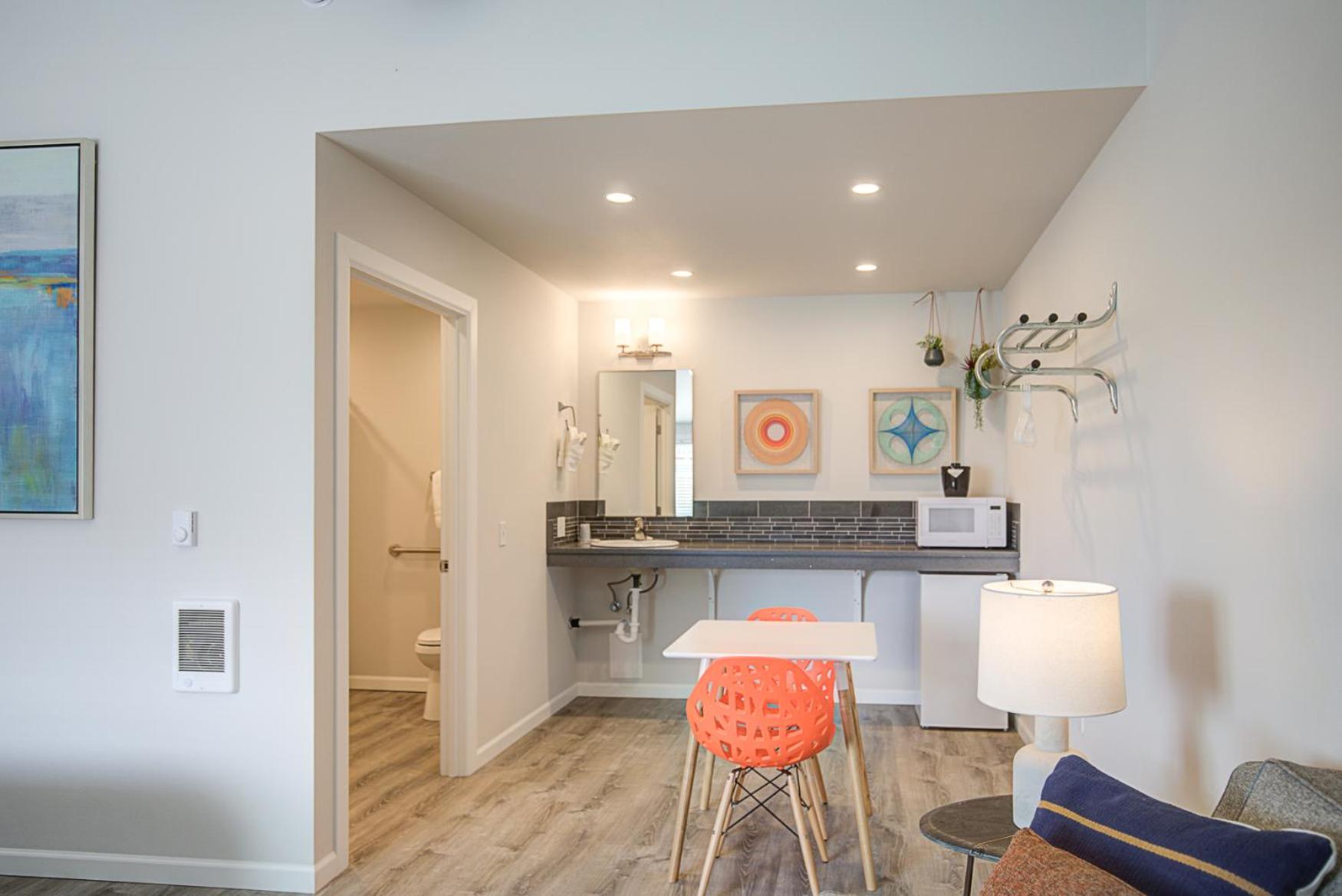 Queen Deluxe Suite - ADA Accessible - Streetside - Photo 2