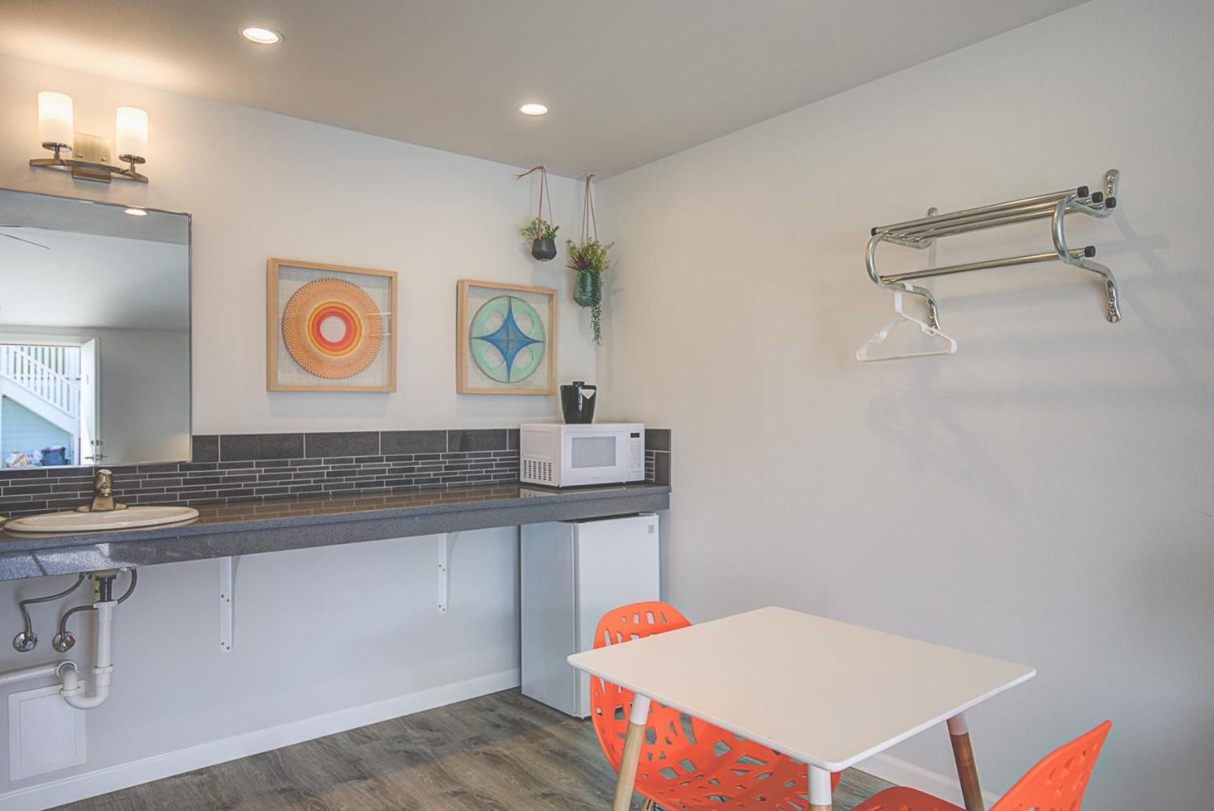 Queen Deluxe Suite - ADA Accessible - Streetside - Photo 5