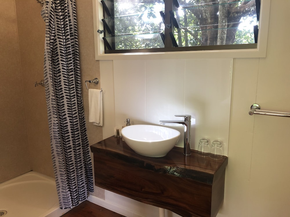 Deluxe Cottage, 1 King Bed, Balcony, Mountain View (Queen Cabin) photo 2